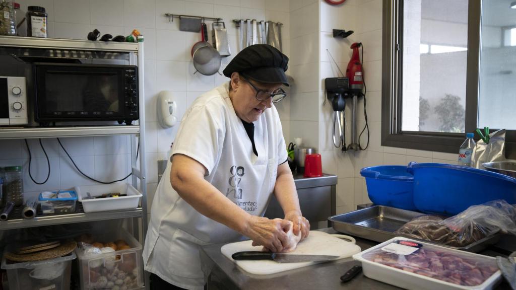 Pilar preparando el puchero valenciano.