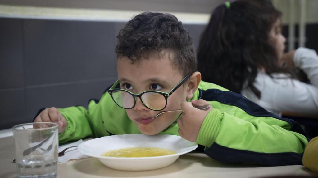 Los niños están encantados con la cocina de Pilar.