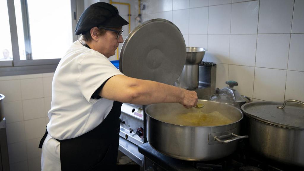 Pilar terminando de cocinar el puchero valenciano.