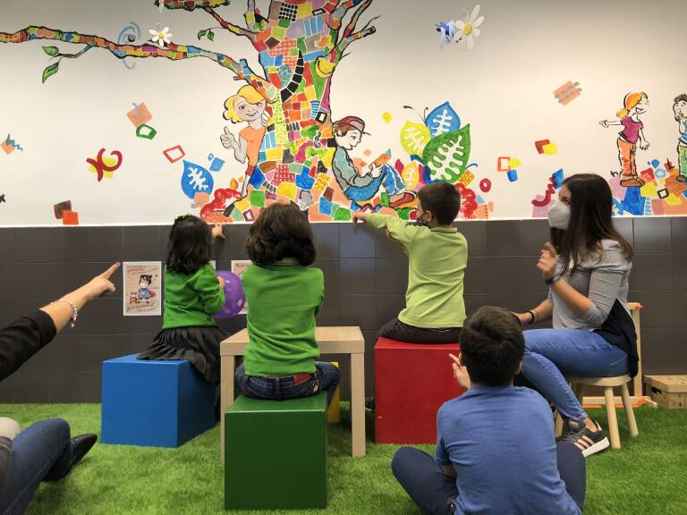 Álvaro Peña pinta un ‘Árbol de la vida’ en un aula especial donde los alumnos son ‘superhéroes’