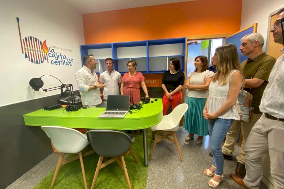 La consellera de Educación pone en valor el proyecto educativo del CEIP Manuel Riquelme de Hurchillo